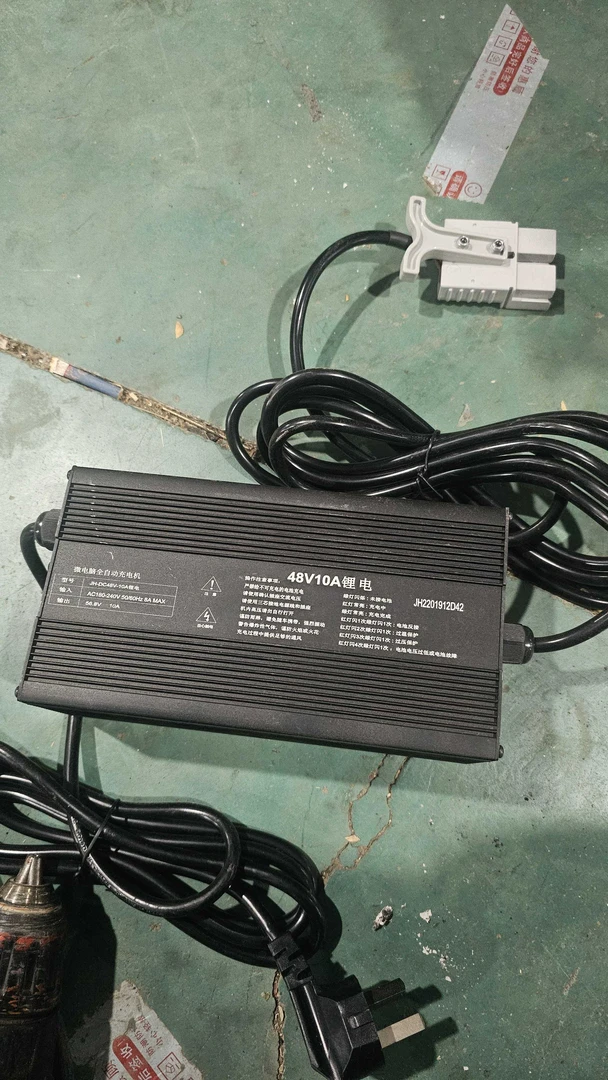 全新黑色48V 10A充电器一台