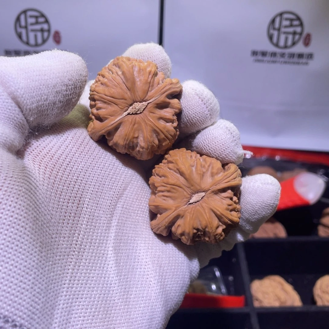 文玩核桃把件三角白 655