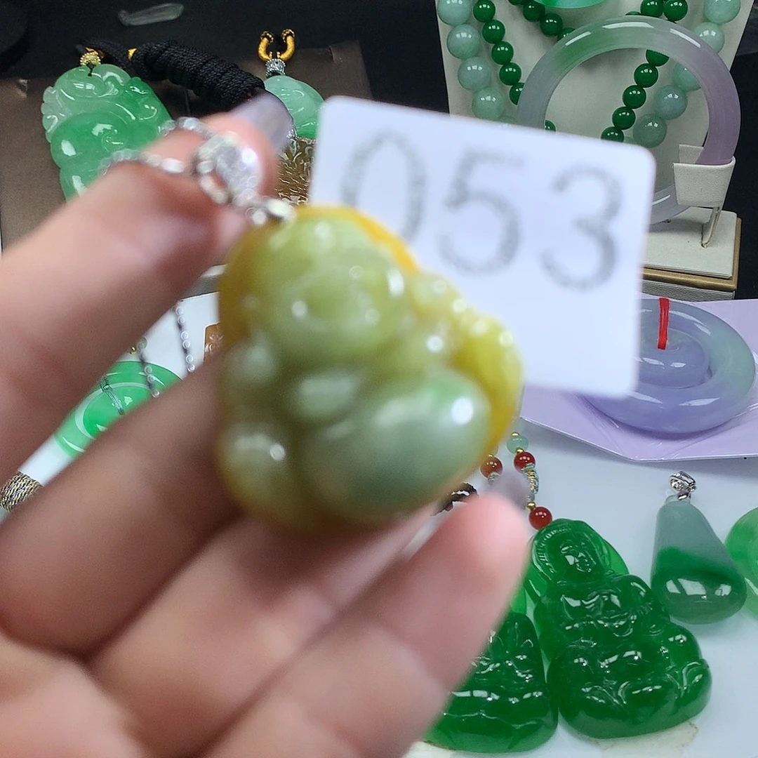 翡翠未镶嵌吊坠(赠链)