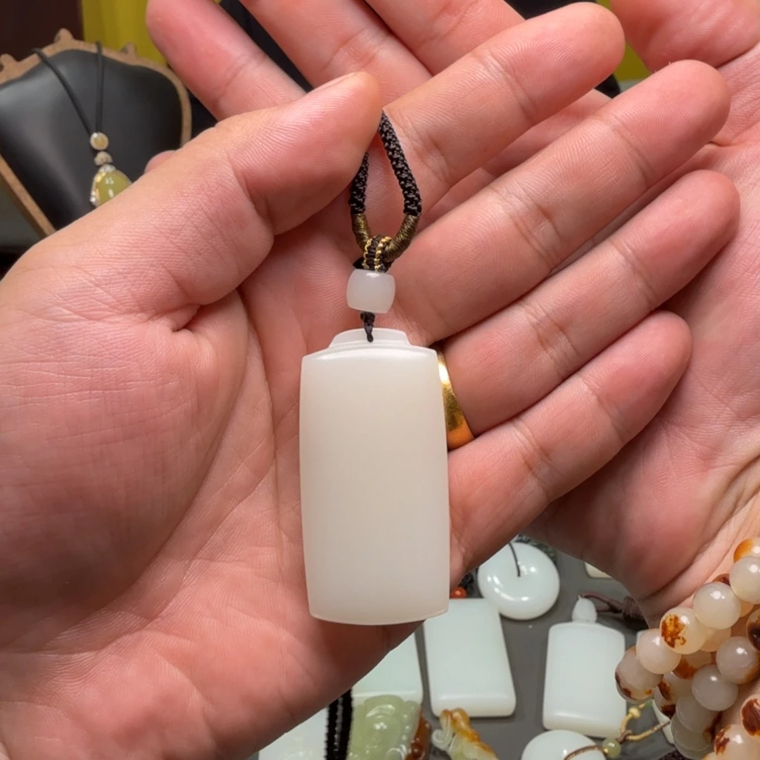 若***物吊坠(赠链)未镶嵌和田玉