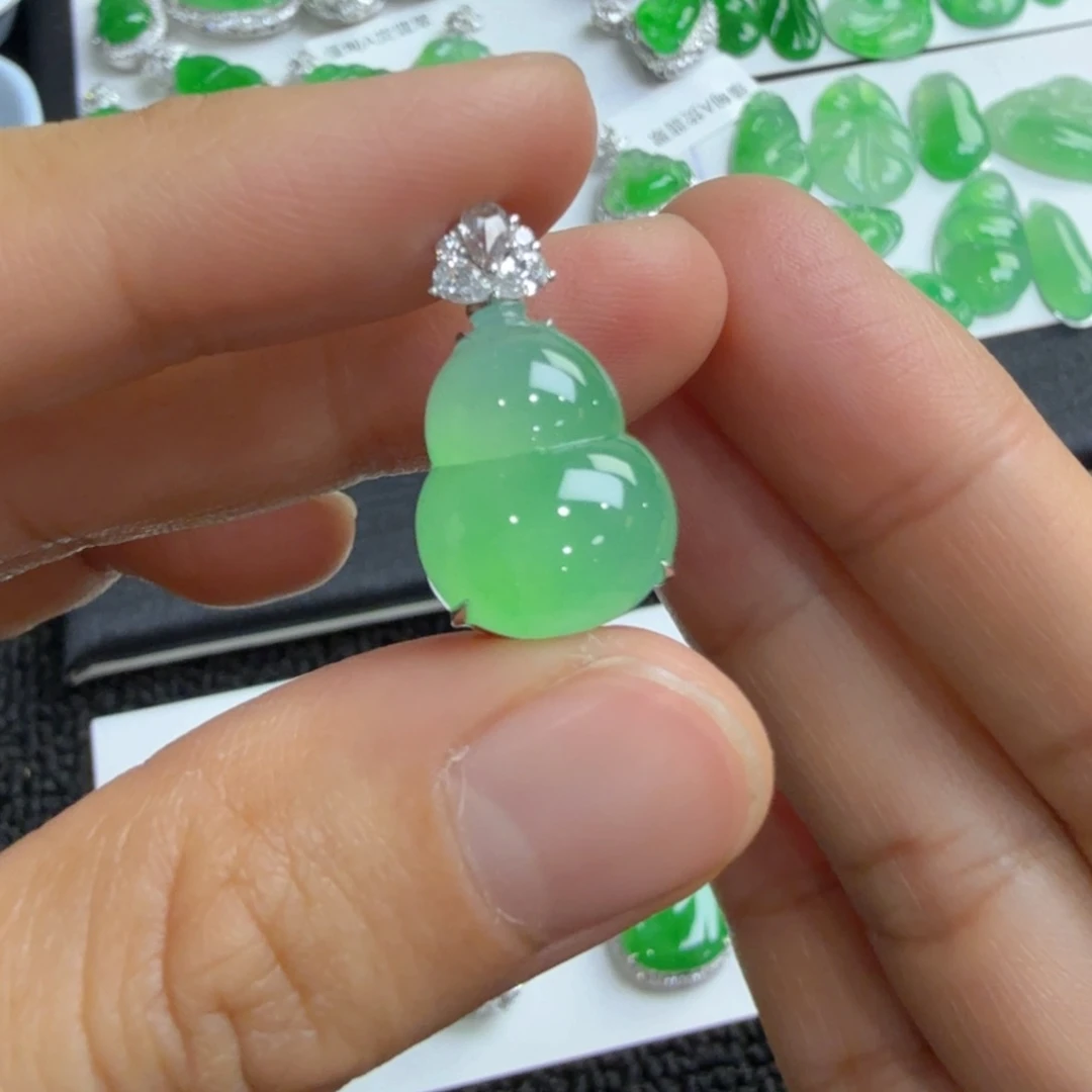 吊坠(不含链)18K金镶嵌翡翠葫芦