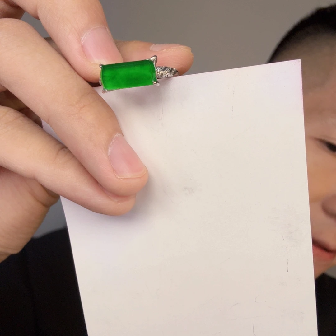 翡翠未镶嵌颈饰一件