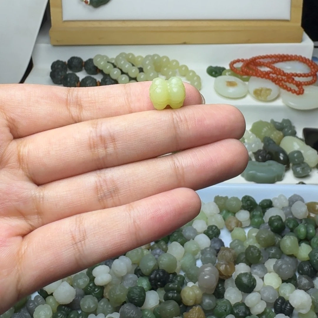 满***星和田玉未镶嵌珠宝半成品和田玉若羌黄口并蒂莲精修