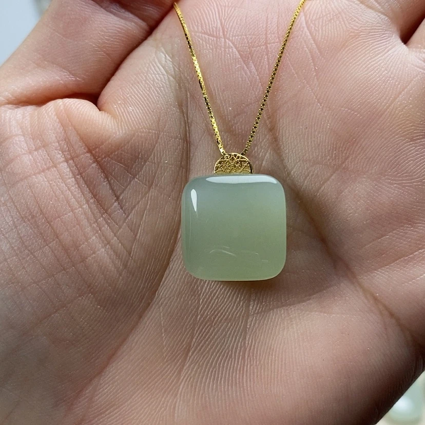 【闪购商品】和田玉18K金镶嵌颈饰樱****?