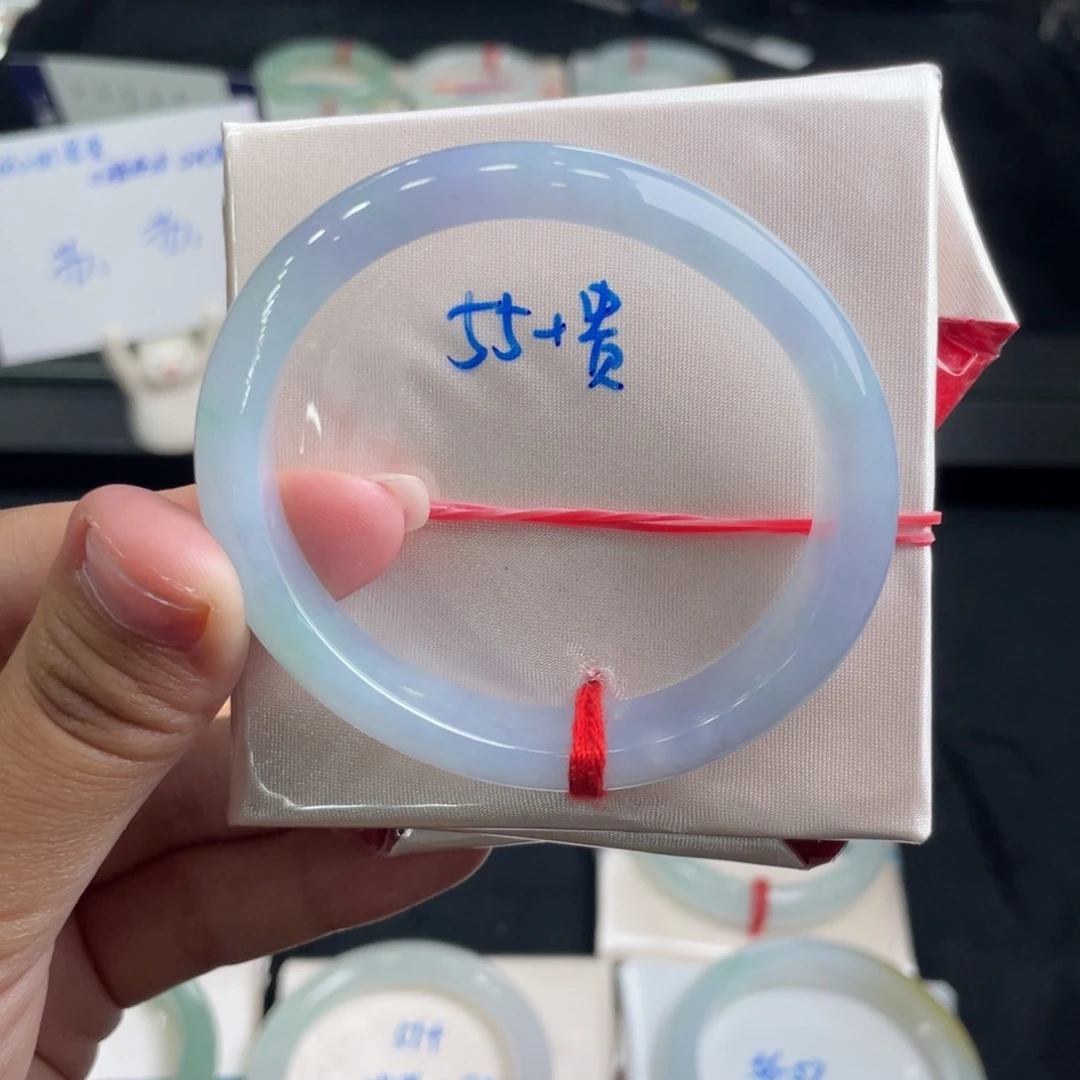 翡翠手镯未镶嵌翡翠手镯