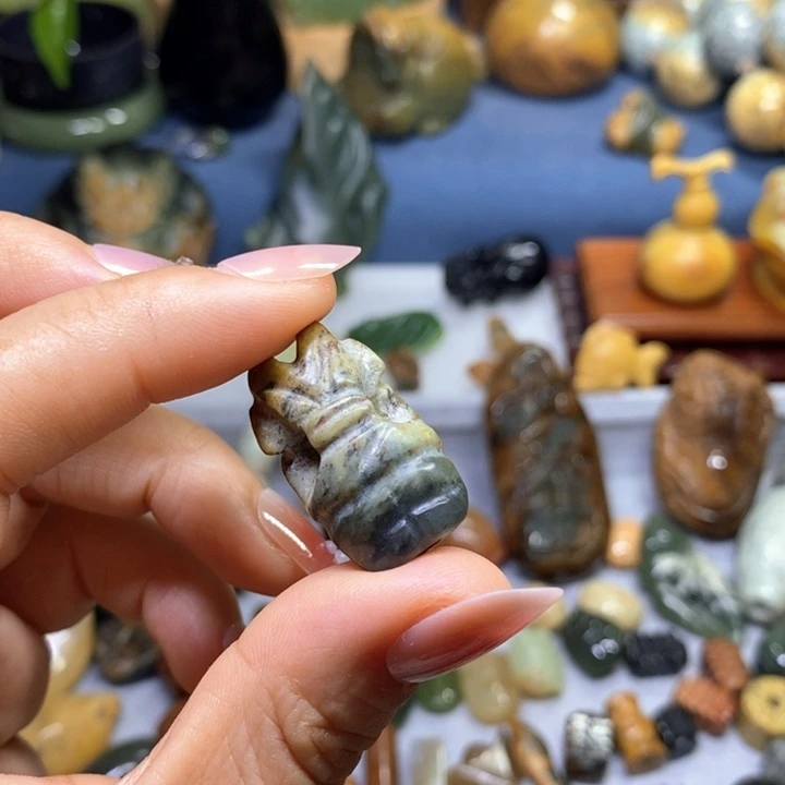 岫岩河磨玉（透闪石质玉）未镶嵌挂件特价