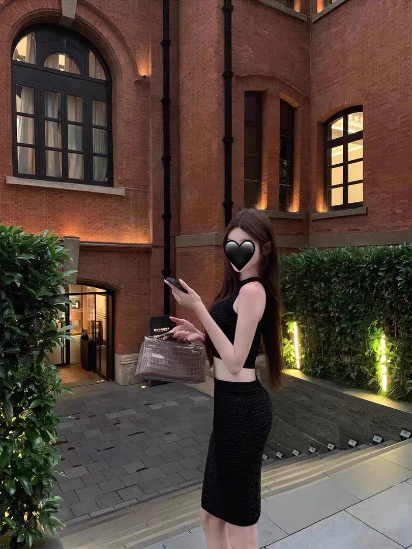 美女统治区 S曲线小巴千金修身针织无袖上衣高腰显瘦气质短裙套装