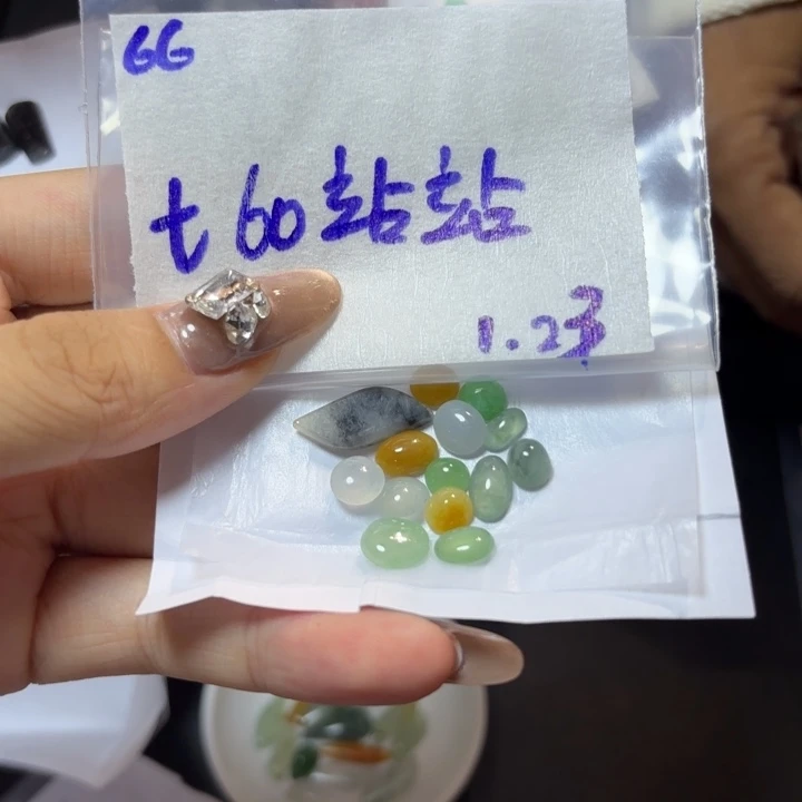 定制翡翠未镶嵌站**停不