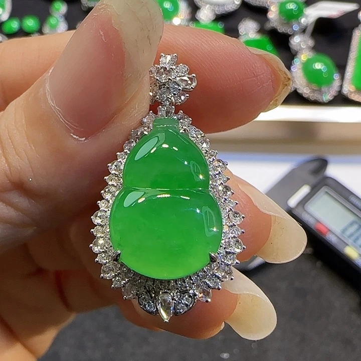 颈饰18K金镶嵌翡翠葫芦