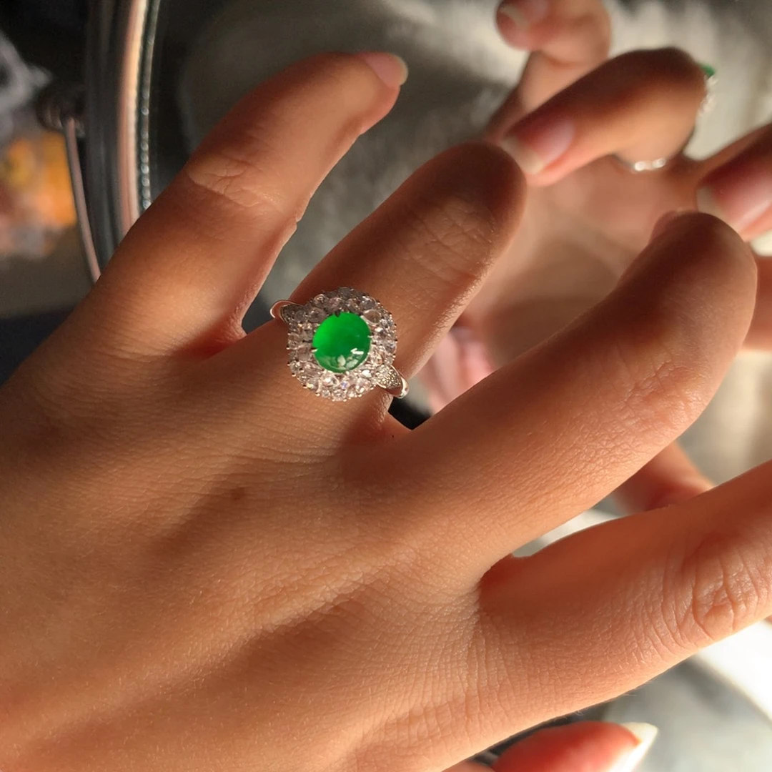 颈饰18K金镶嵌翡翠冰阳绿蛋戒指