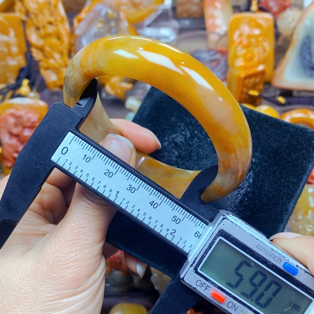 未镶嵌石英质玉（黄龙玉）颈饰