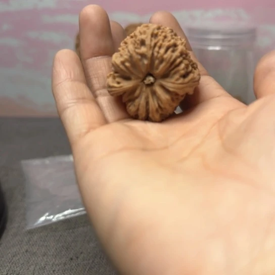 文玩核桃吊坠W**e核桃