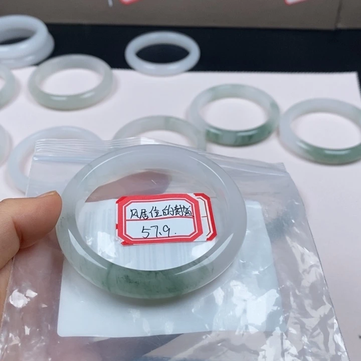 风***道石英质玉未镶嵌手镯