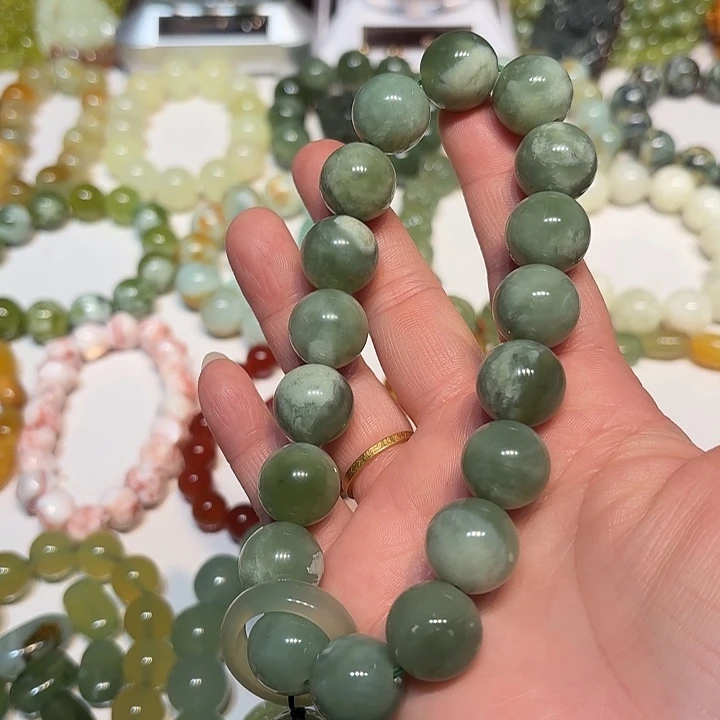 蛇纹石玉未镶嵌手持