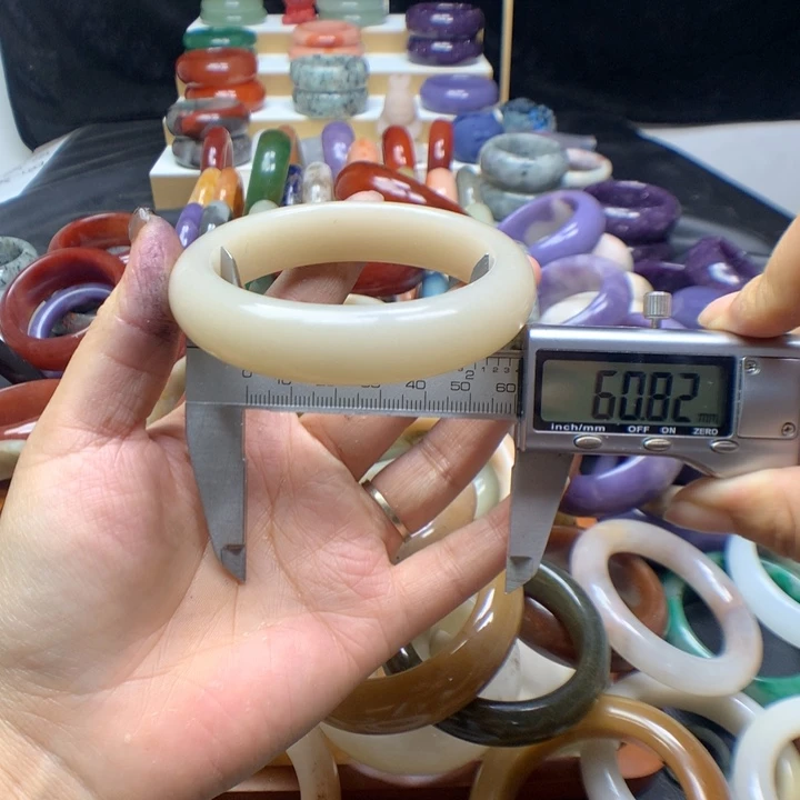 未镶嵌手镯石英质玉