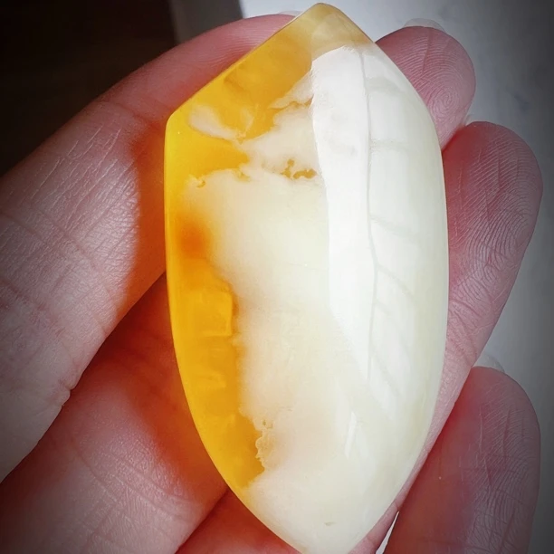 蜜蜡金瓷白盾牌吊坠