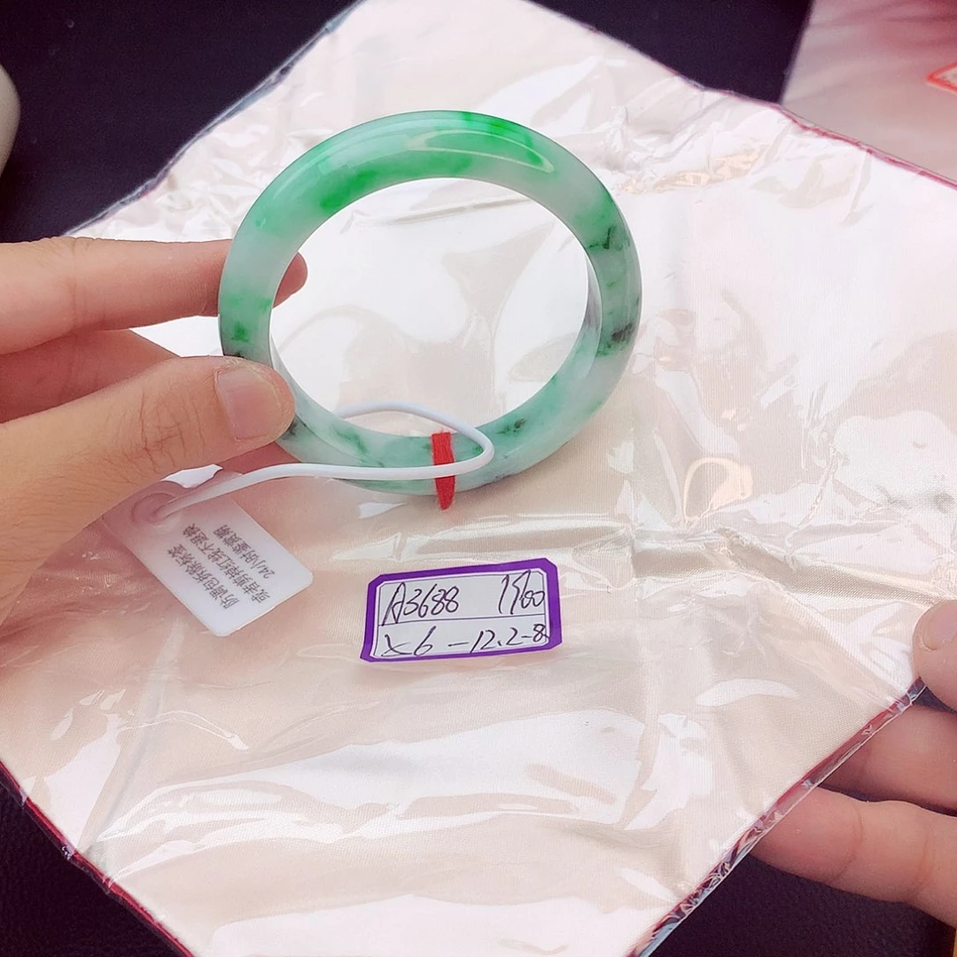 翡翠手镯未镶嵌我