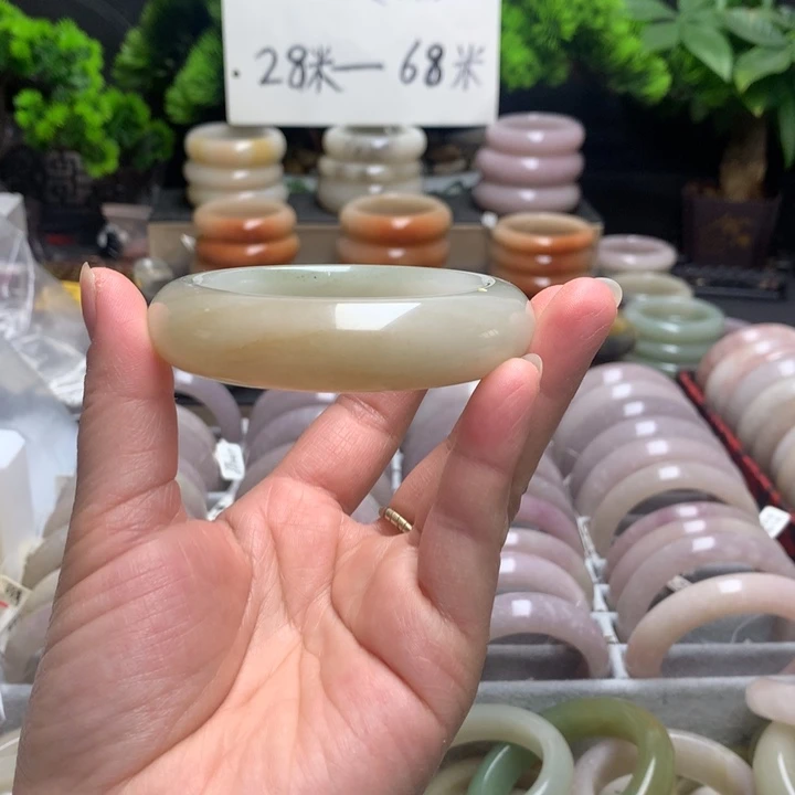 石英质玉（佘太翠）未镶嵌手镯56