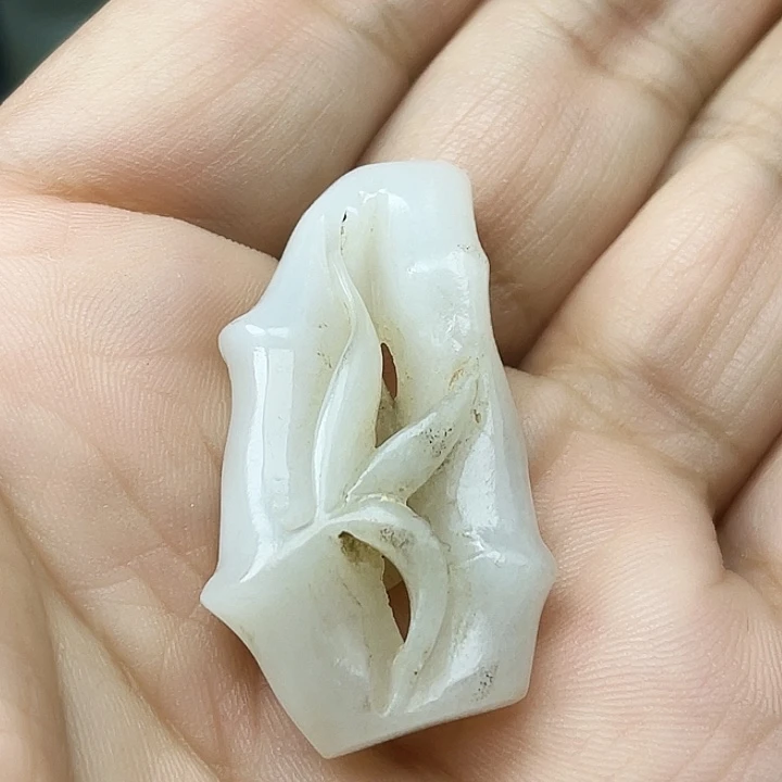颈饰未镶嵌和田玉（青白玉）