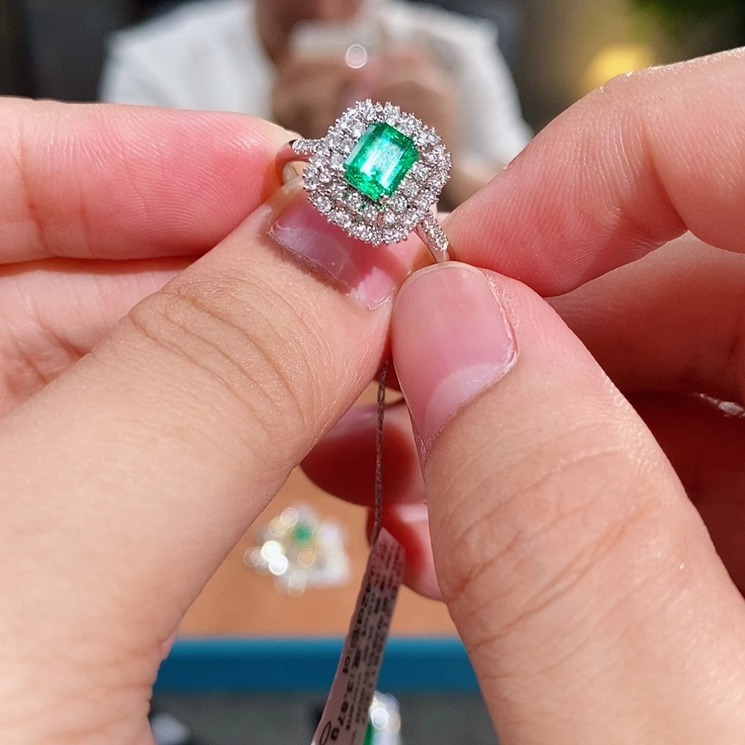 18K金镶嵌戒指祖母绿0.68ct