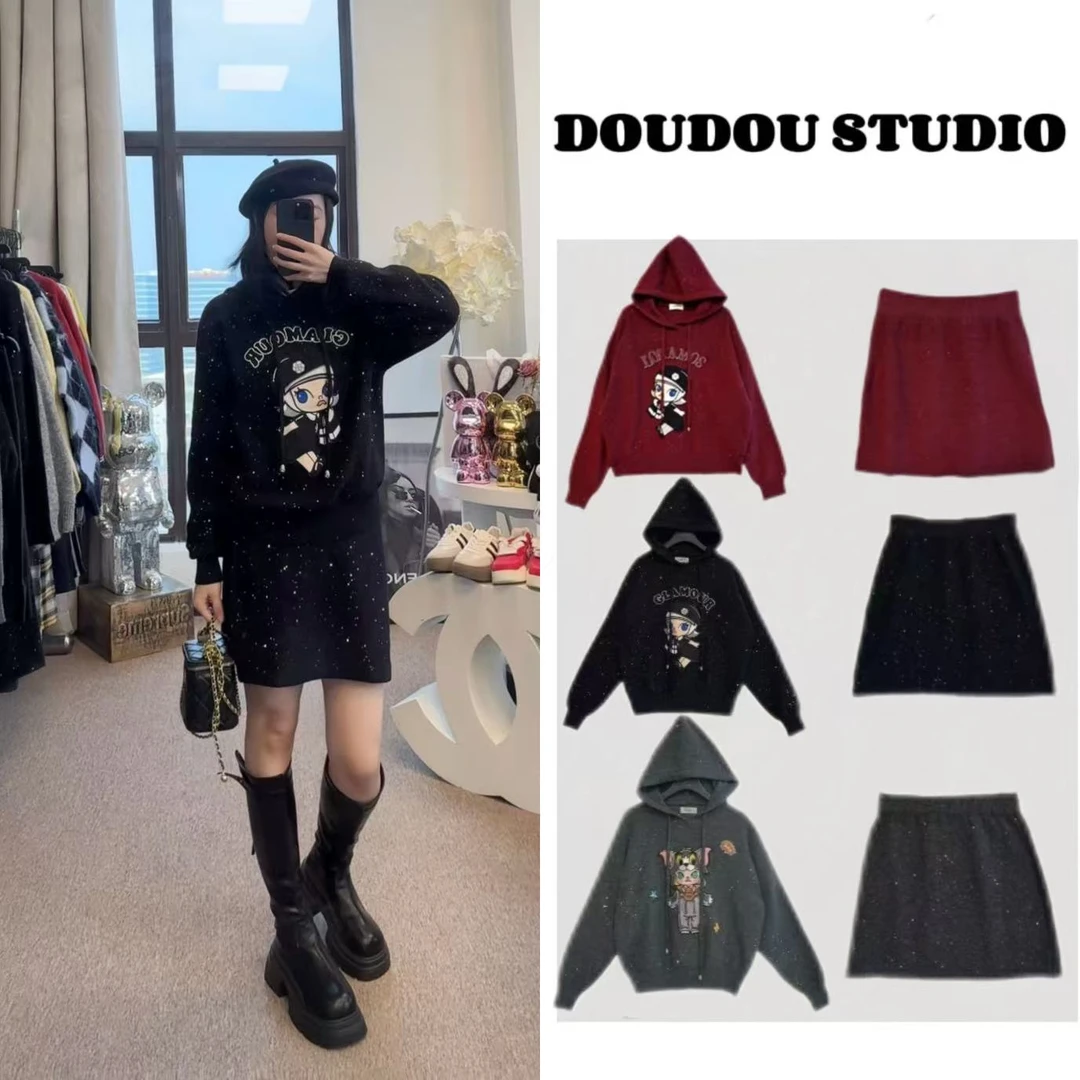 【兜兜】小香女孩 冬季新款细闪卡通连帽毛衣+短裙套装 井8701A