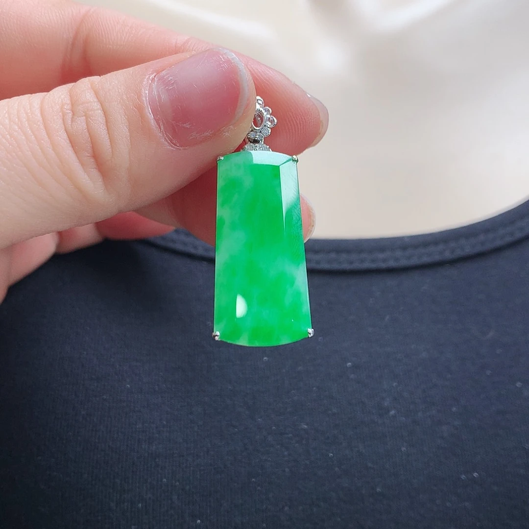 翡翠颈饰18K金镶嵌无事牌