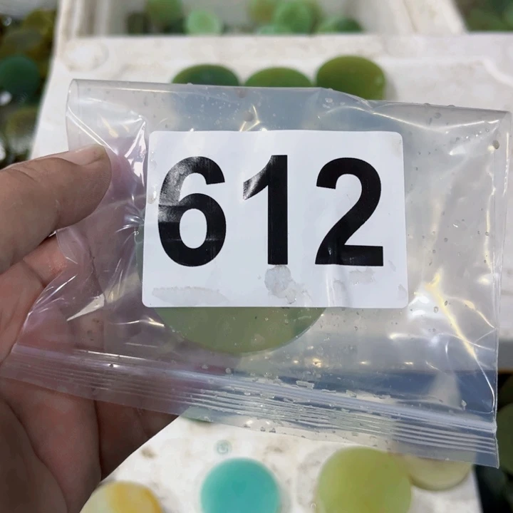 玉***动未镶嵌蛇纹石玉珠宝半成品