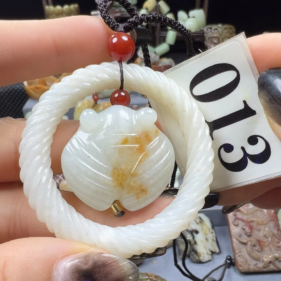 和田玉未镶嵌把件