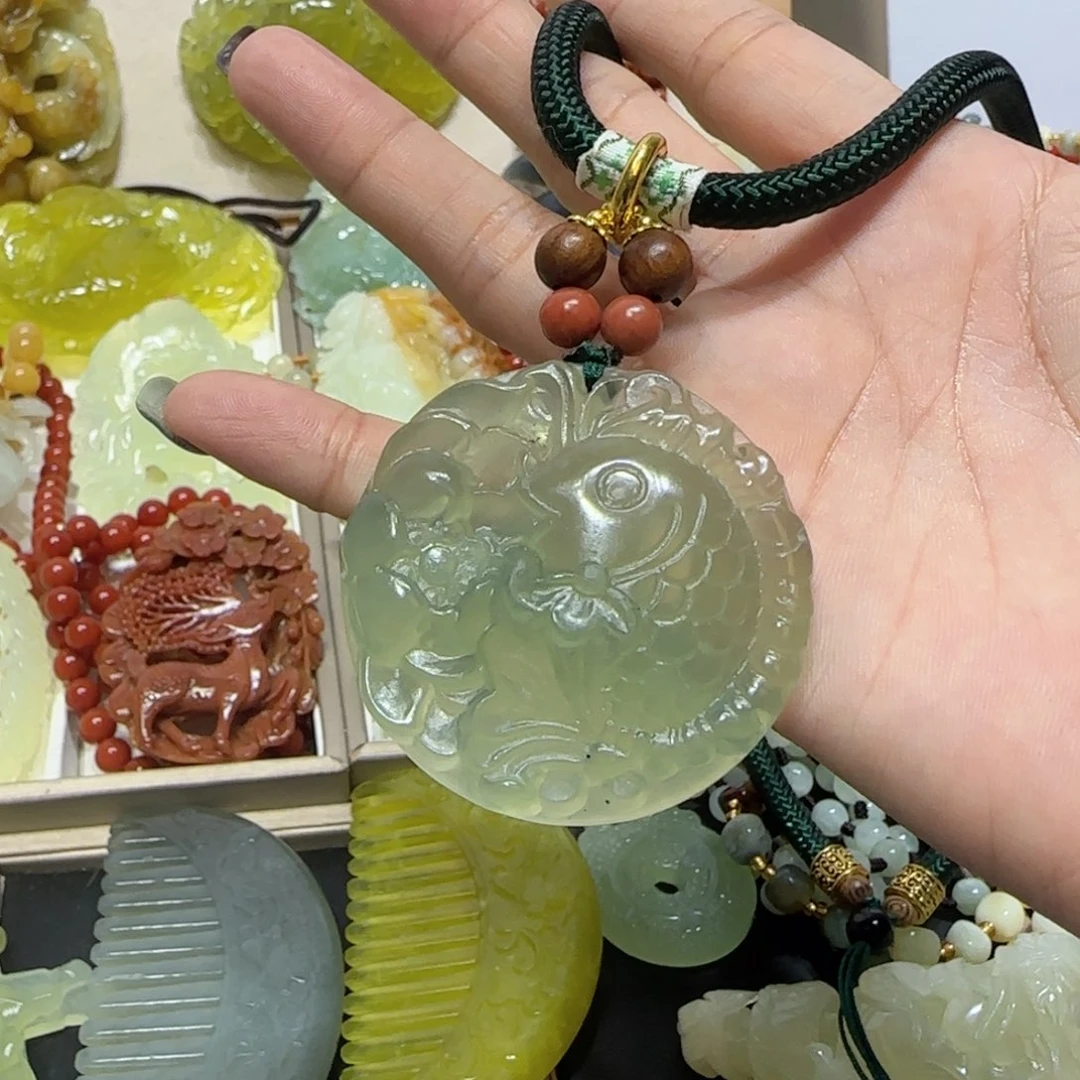 未镶嵌蛇纹石玉吊坠