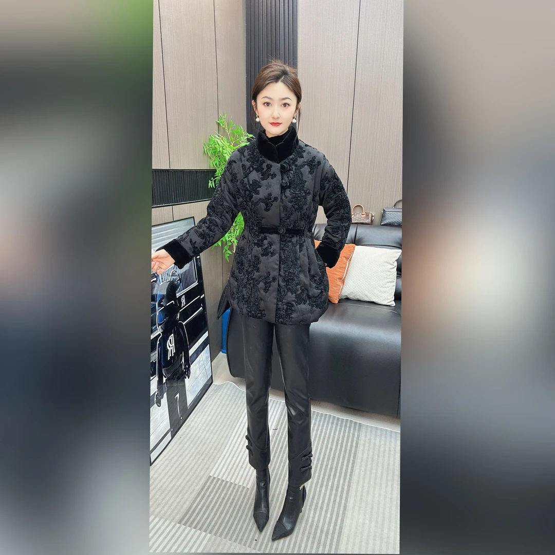 （7041）雅伊裳品家2024年冬季新款显瘦气质百搭手摇杭缎绒花绣棉服