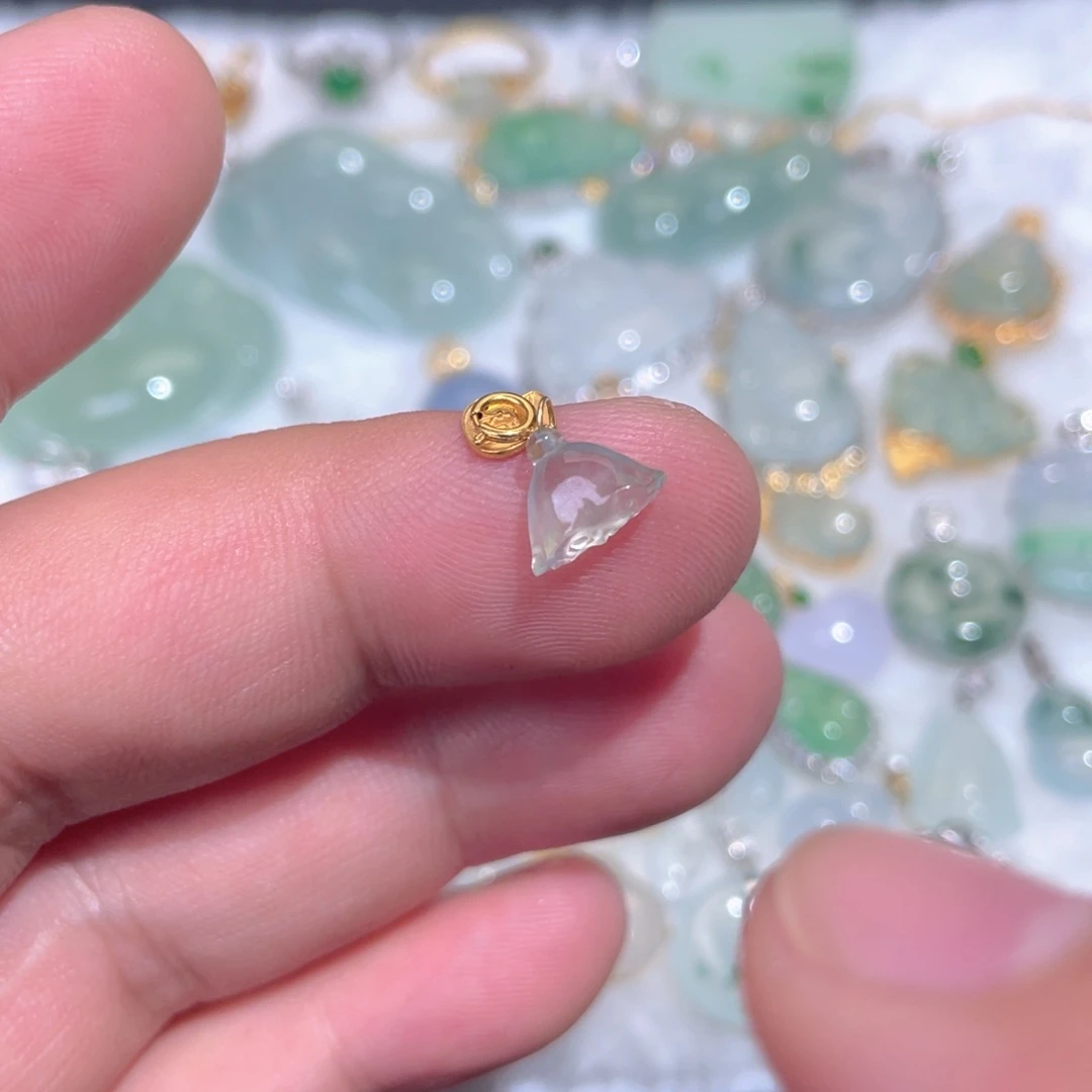 颈饰18K金镶嵌翡翠