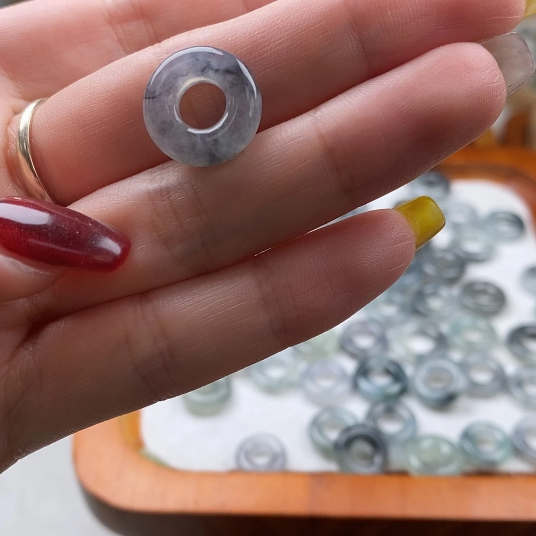 翡翠颈饰未镶嵌s****?甜甜圈1个