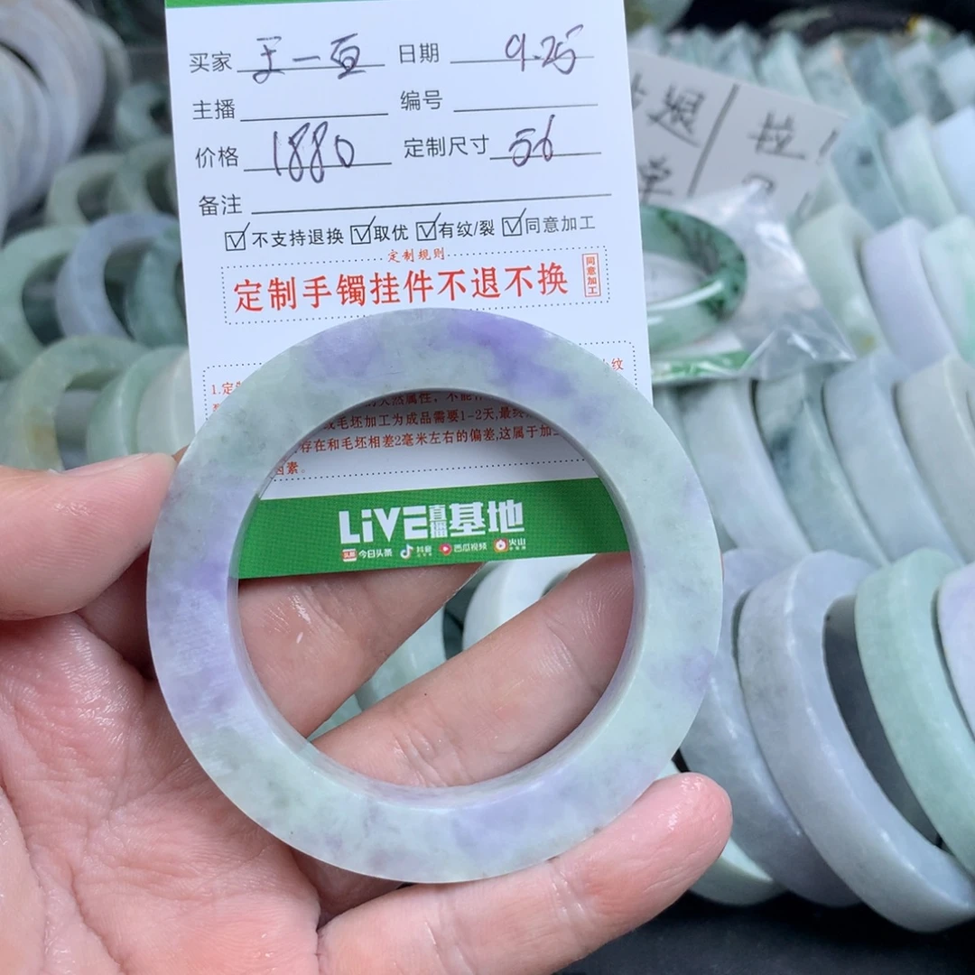 王***️定制翡翠未镶嵌手镯
