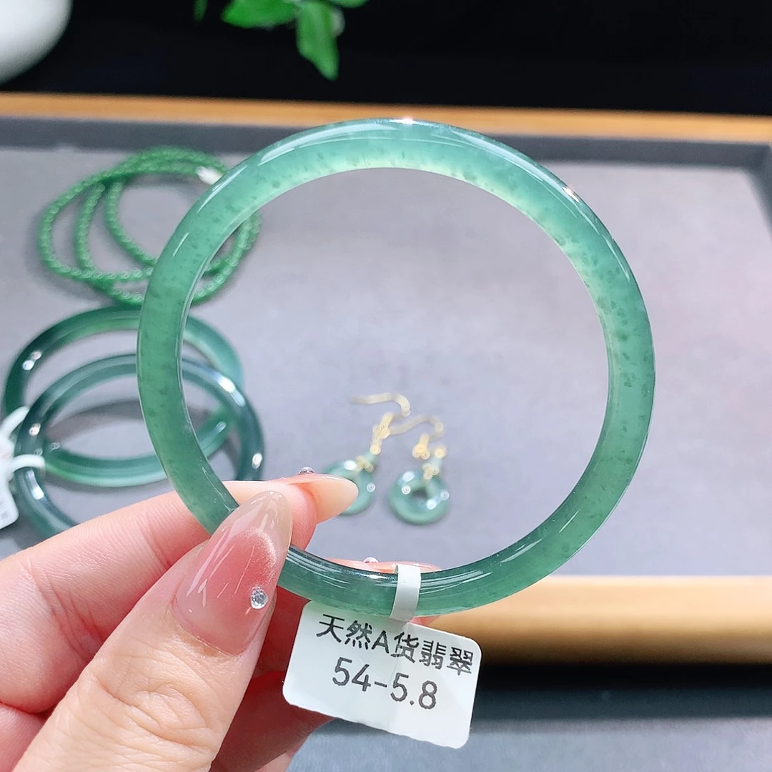 未镶嵌手镯（圆镯）翡翠