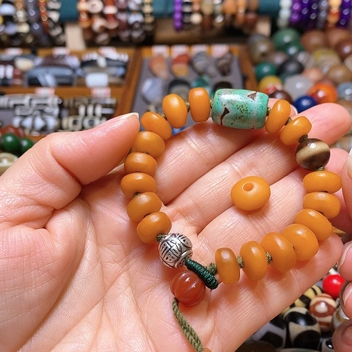 玛瑙/玉髓颈饰未镶嵌么****?