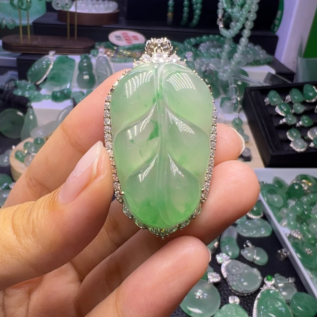 宝***宝石英质玉（非洲翠）未镶嵌颈饰