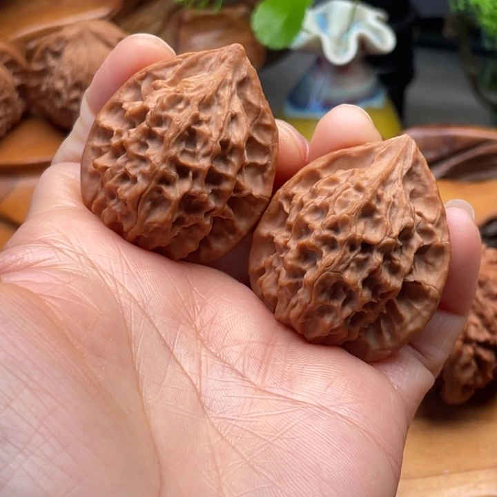 柏***I文玩核桃麒麟纹鸡心35