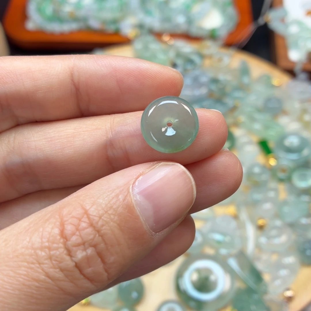 翡翠未镶嵌颈饰平安扣