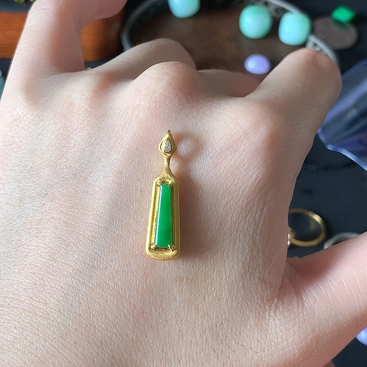 吊坠(不含链)18K金镶嵌翡翠