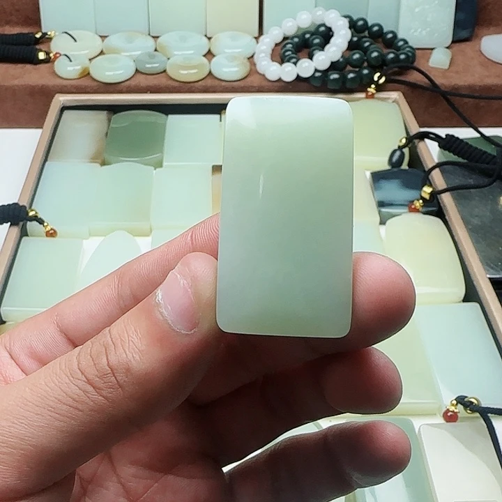 万****和田玉未镶嵌颈饰