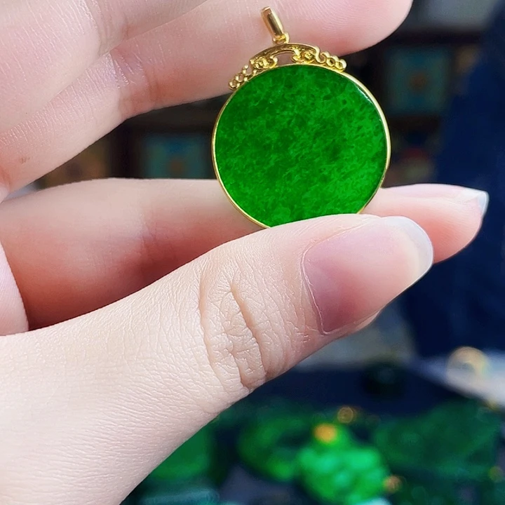 翡翠18K金镶嵌颈饰多样性