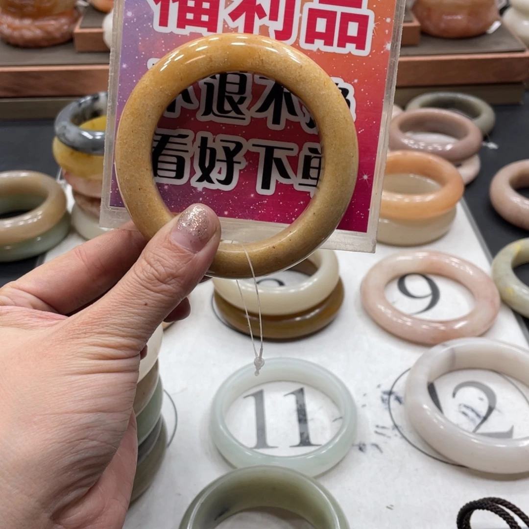 兔***喵石英质玉未镶嵌手镯