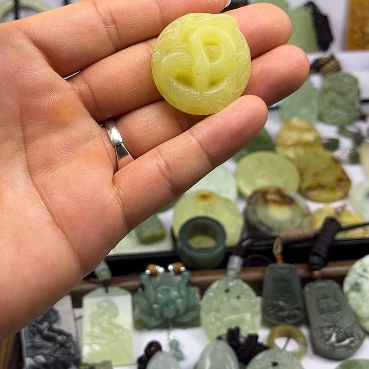 岫玉未镶嵌吊坠(赠链)