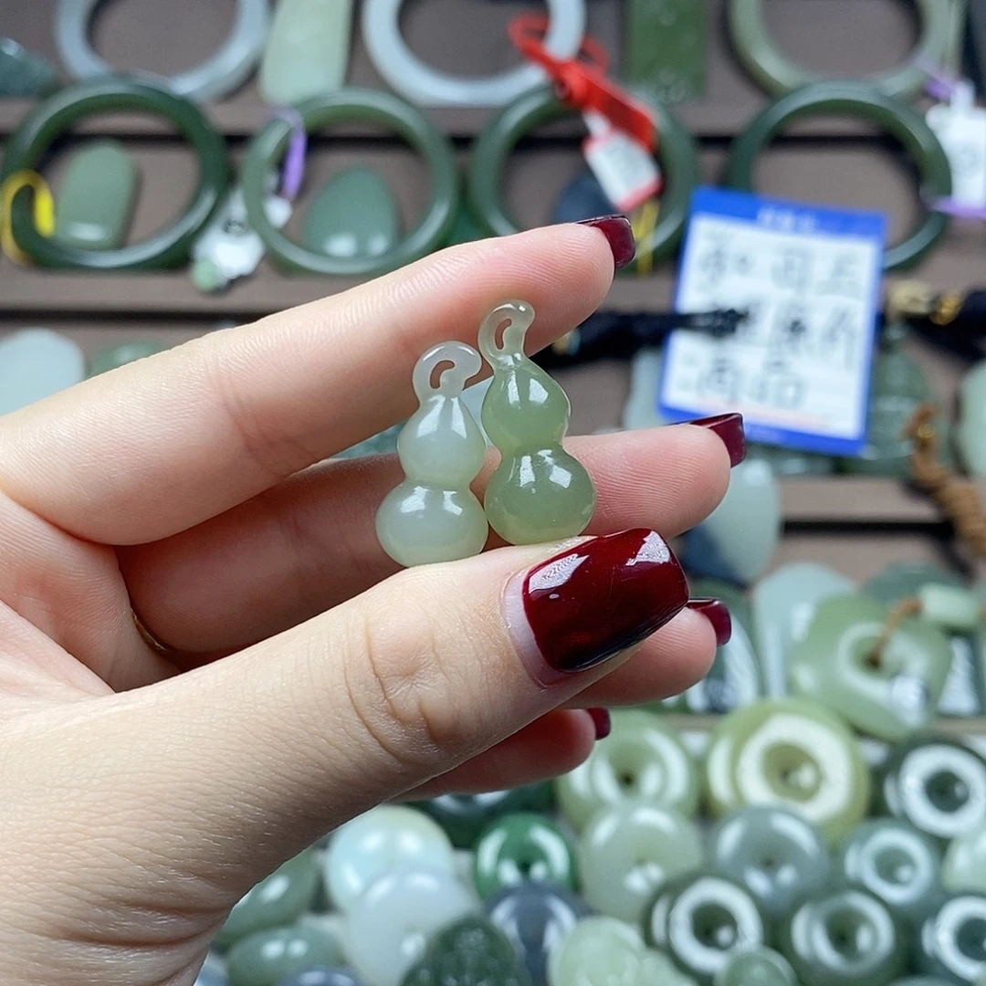 和田玉未镶嵌颈饰葫芦