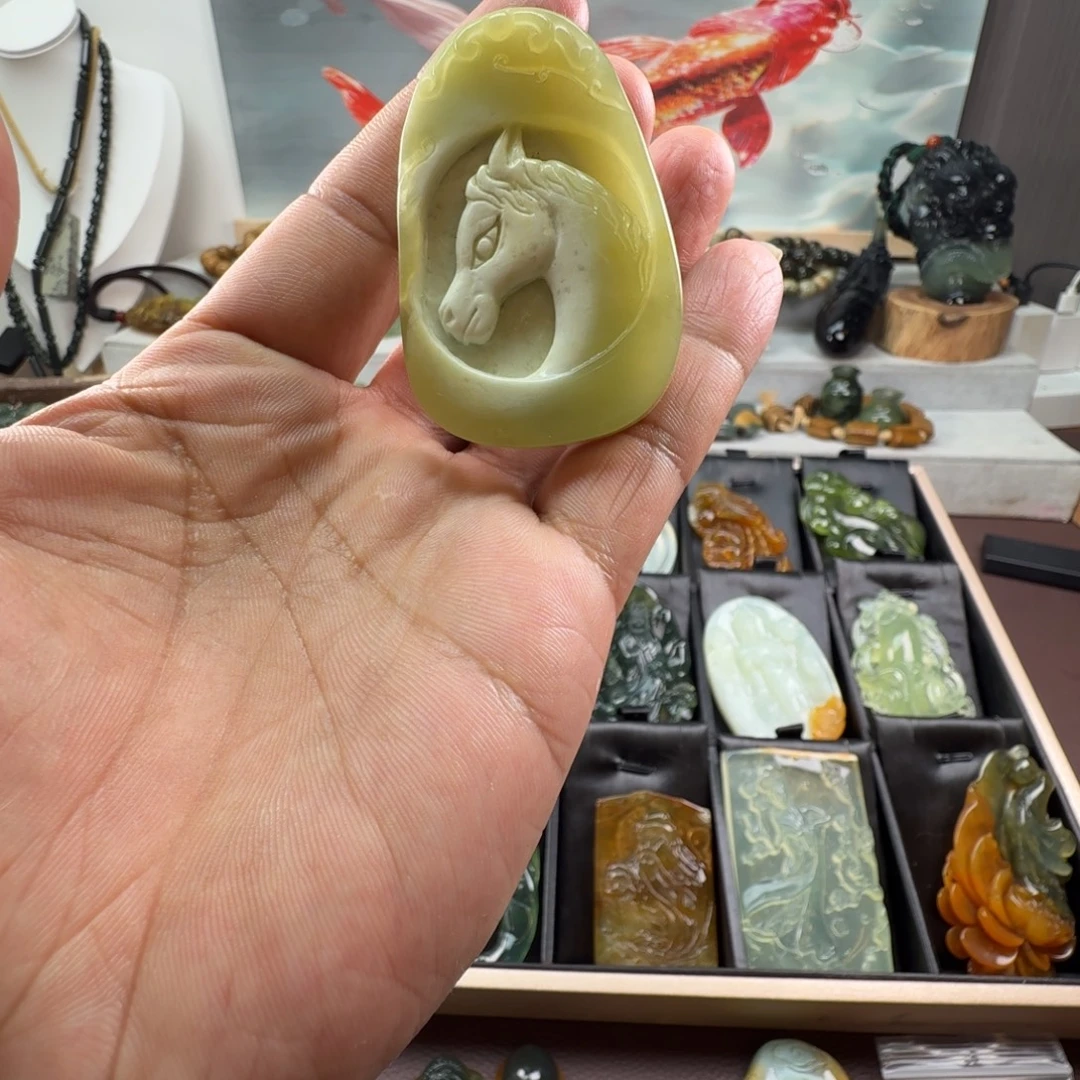 蛇纹石玉未镶嵌颈饰