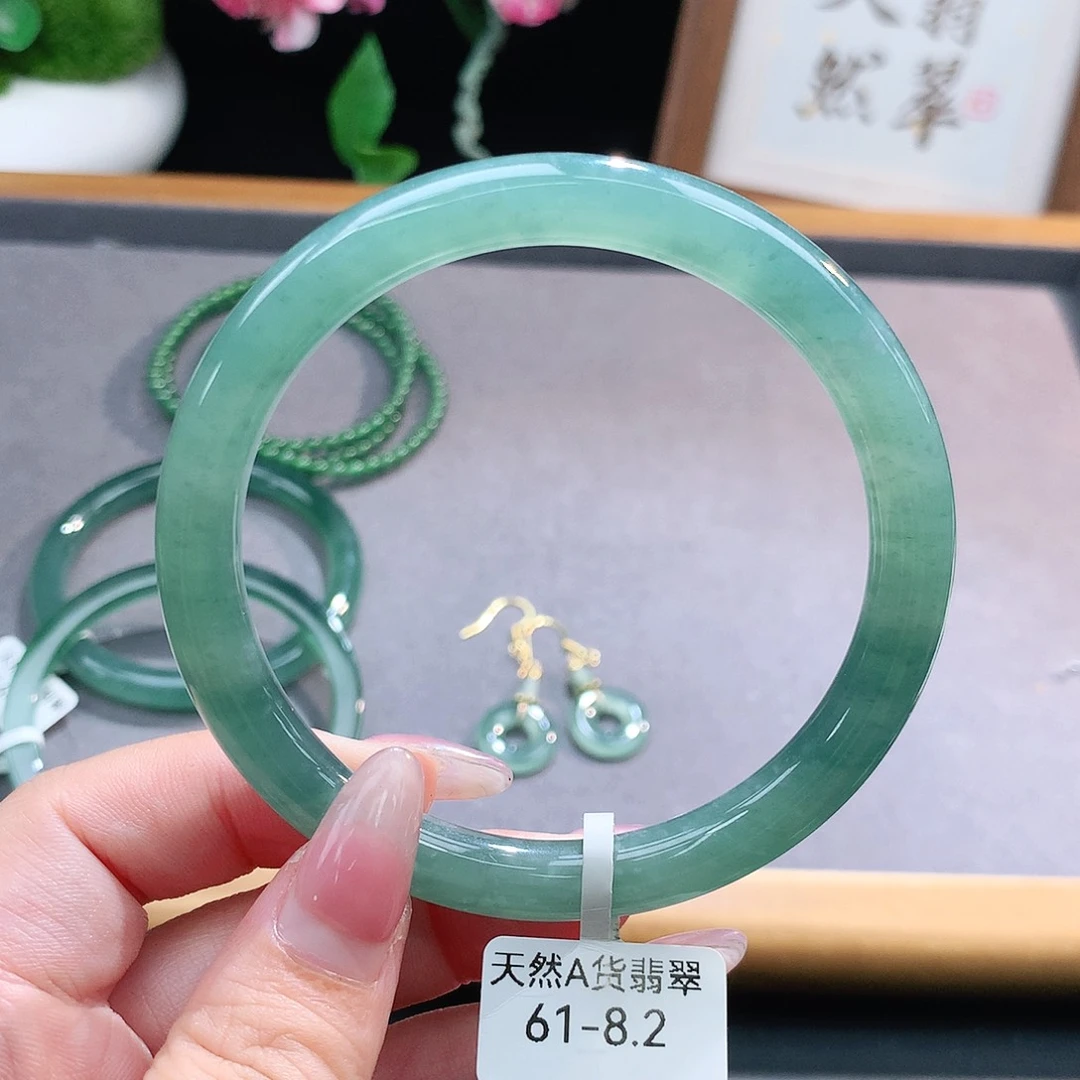 未镶嵌手镯（圆镯）翡翠