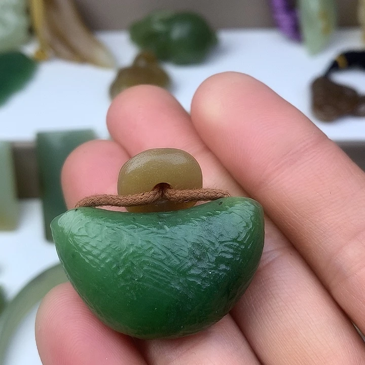 ****好和田玉（碧玉）未镶嵌颈饰