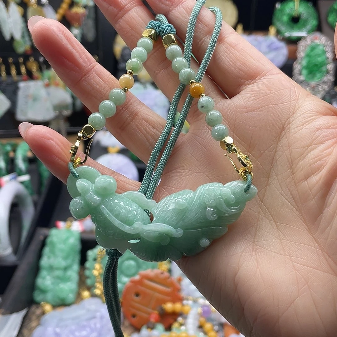 翡翠未镶嵌颈饰待编织