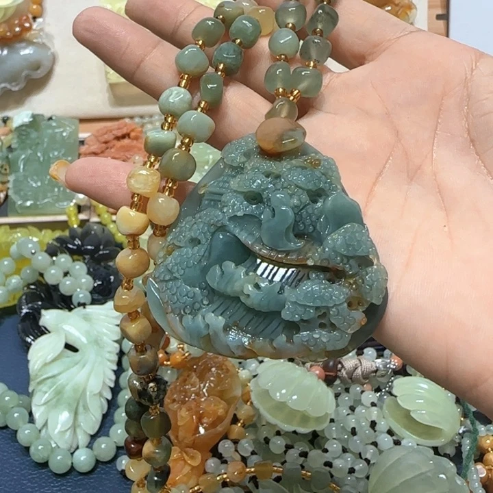 未镶嵌蛇纹石玉吊坠