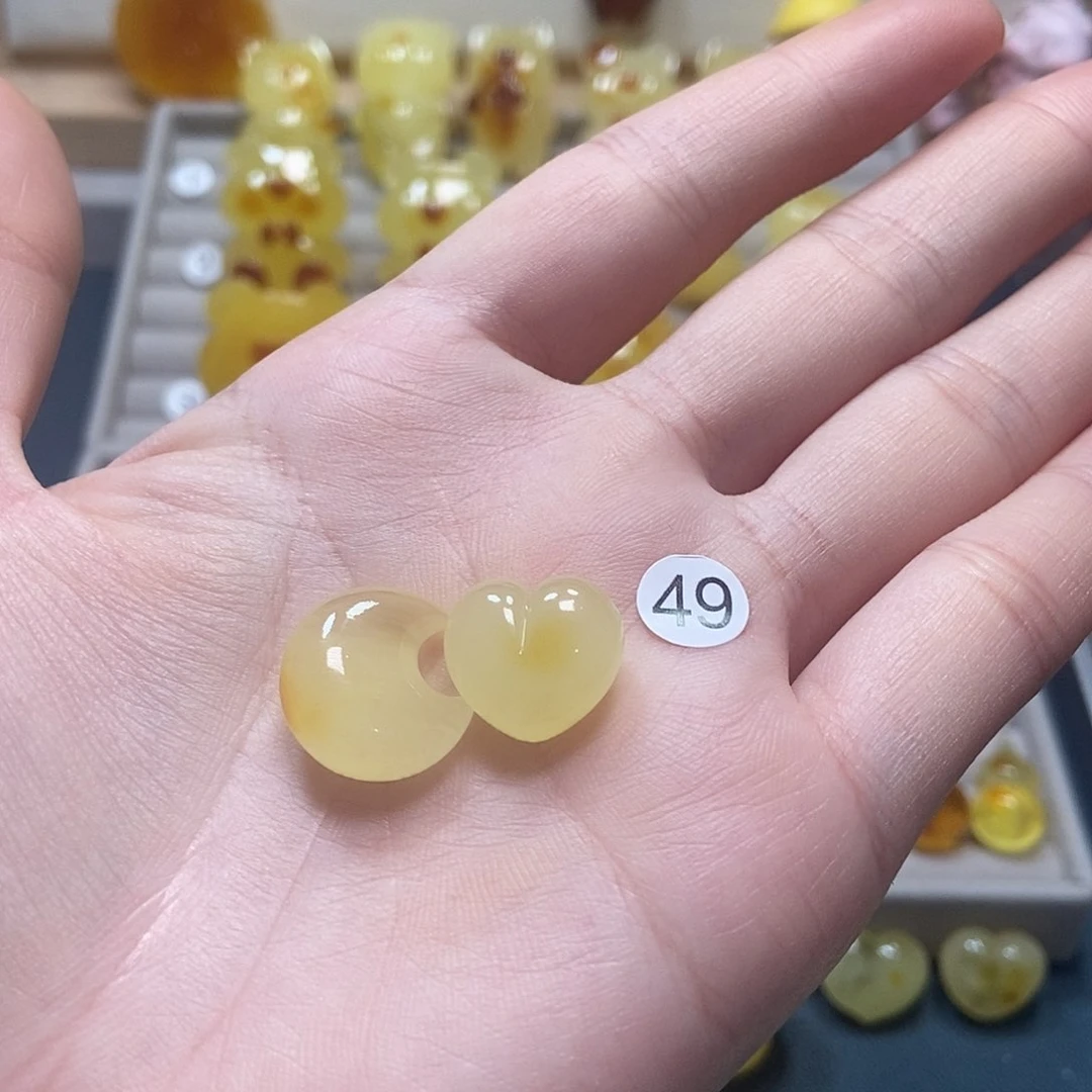 未镶嵌琥珀裸石，